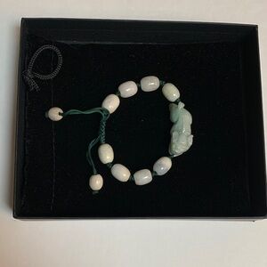 Elegant Jade and Pearl Bracelet. Brand new. Great for Gifts 🎁.